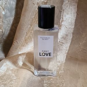 NWT Victoria secret perfume spray. (#A0015.)